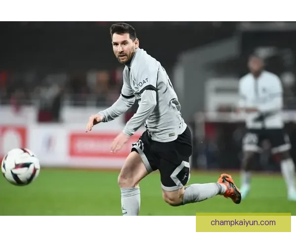 梅西在巴黎圣日耳曼时期表现稳健，球队战绩持续提升